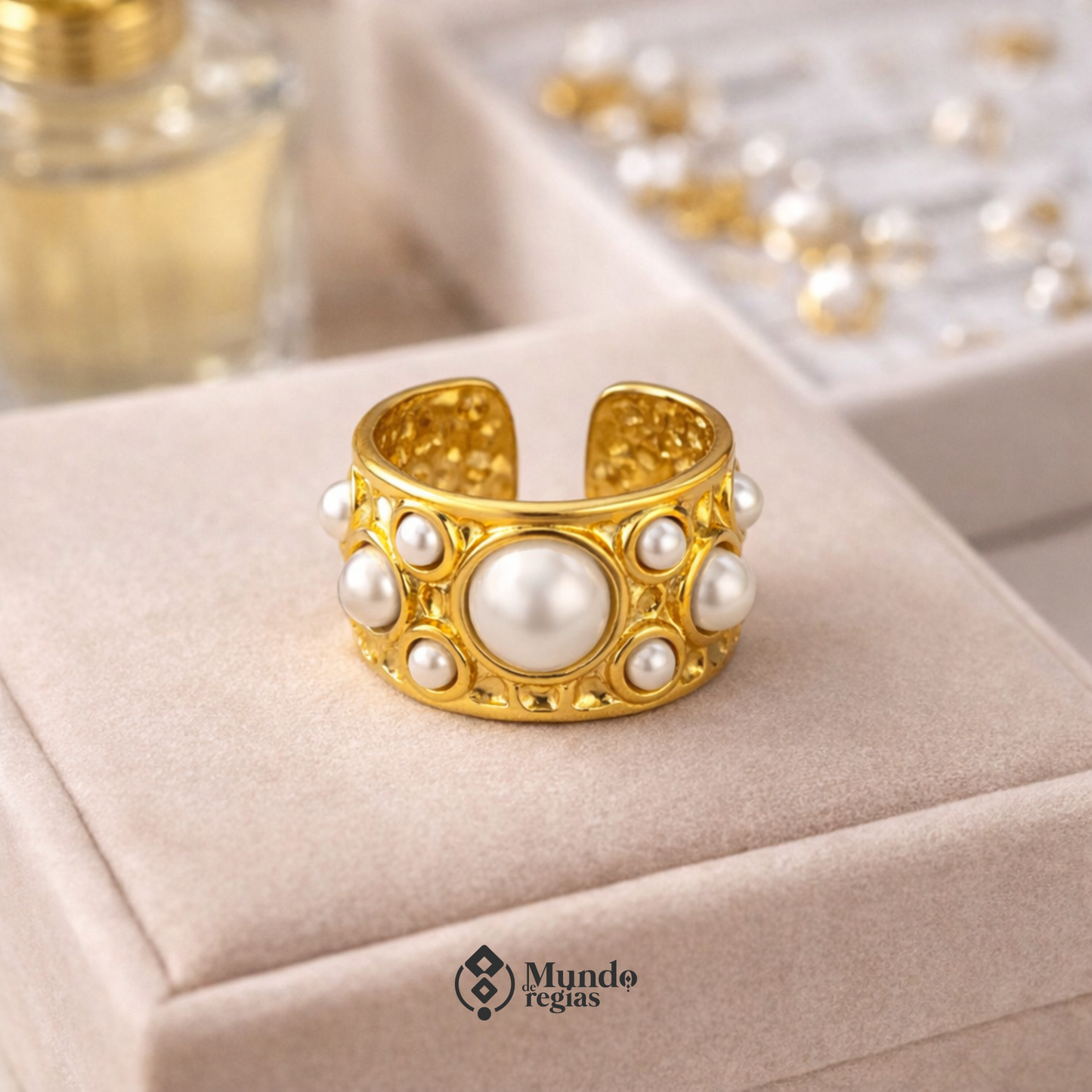 Anillo Reina Dorada con Perlas Ajustable